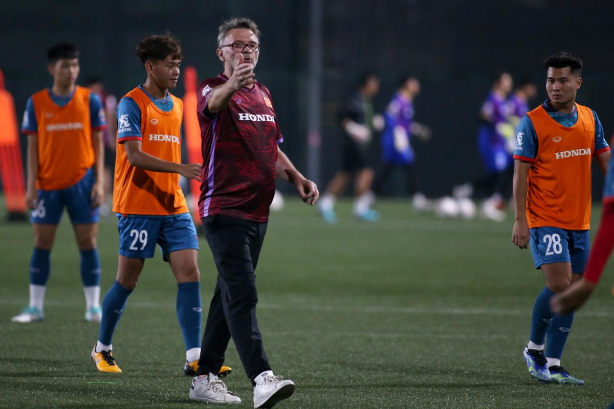 HLV Troussier nhờ bác sỹ PSG kiểm tra chấn thương cho Quang Hải, Văn Hậu 1