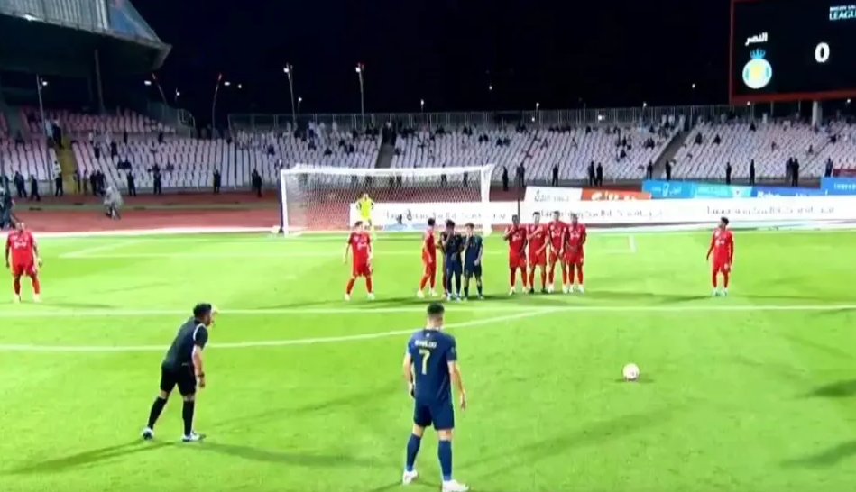 Ronaldo đánh lừa thủ môn đối phương để Alex Telles ghi bàn 1