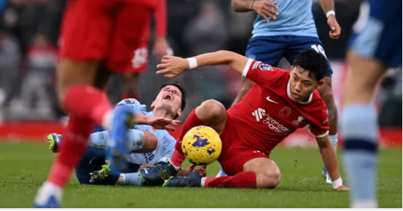 HLV Brentford đòi thẻ đỏ cho cầu thủ của Liverpool 1