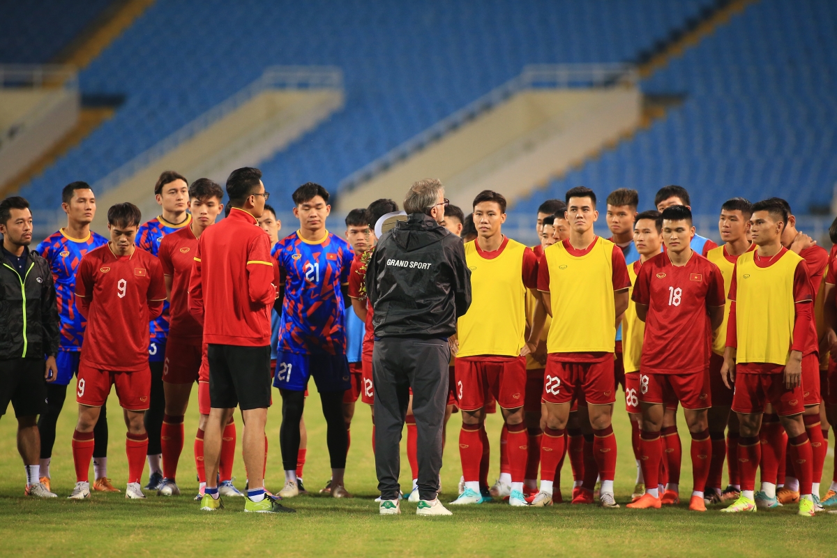 HLV Troussier nhận món quà đặc biệt từ các học trò 2