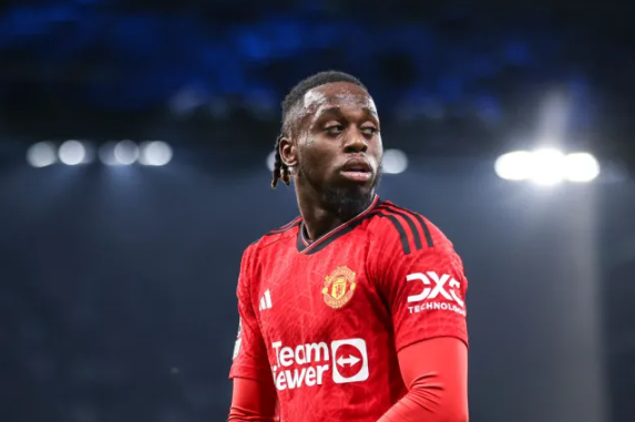 Wan-Bissaka canh bao Wilfried Zaha