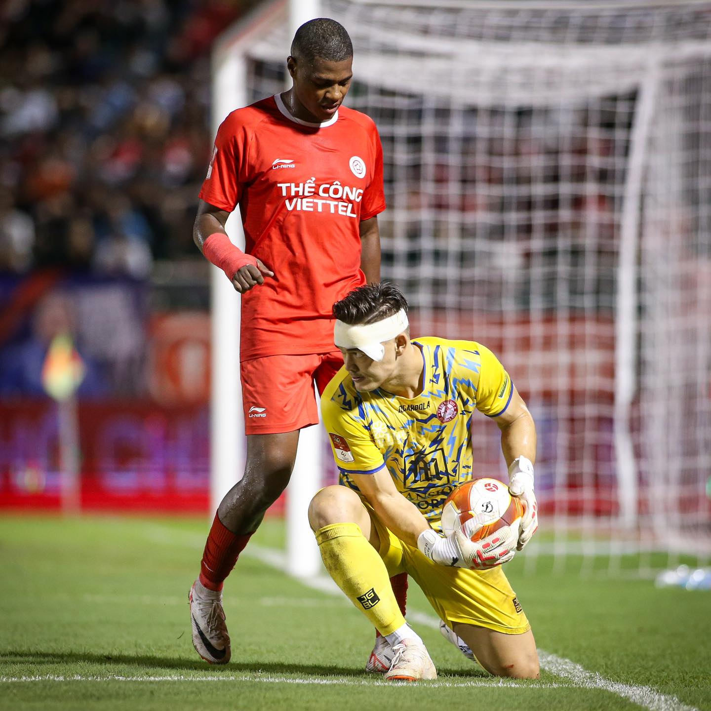 Patrik Lê Giang băng đầu, vẫn nén đau thi đấu trong trận gặp Viettel 1 Patrik Lê Giang băng đầu, vẫn nén đau thi đấu trong trận gặp Viettel 1