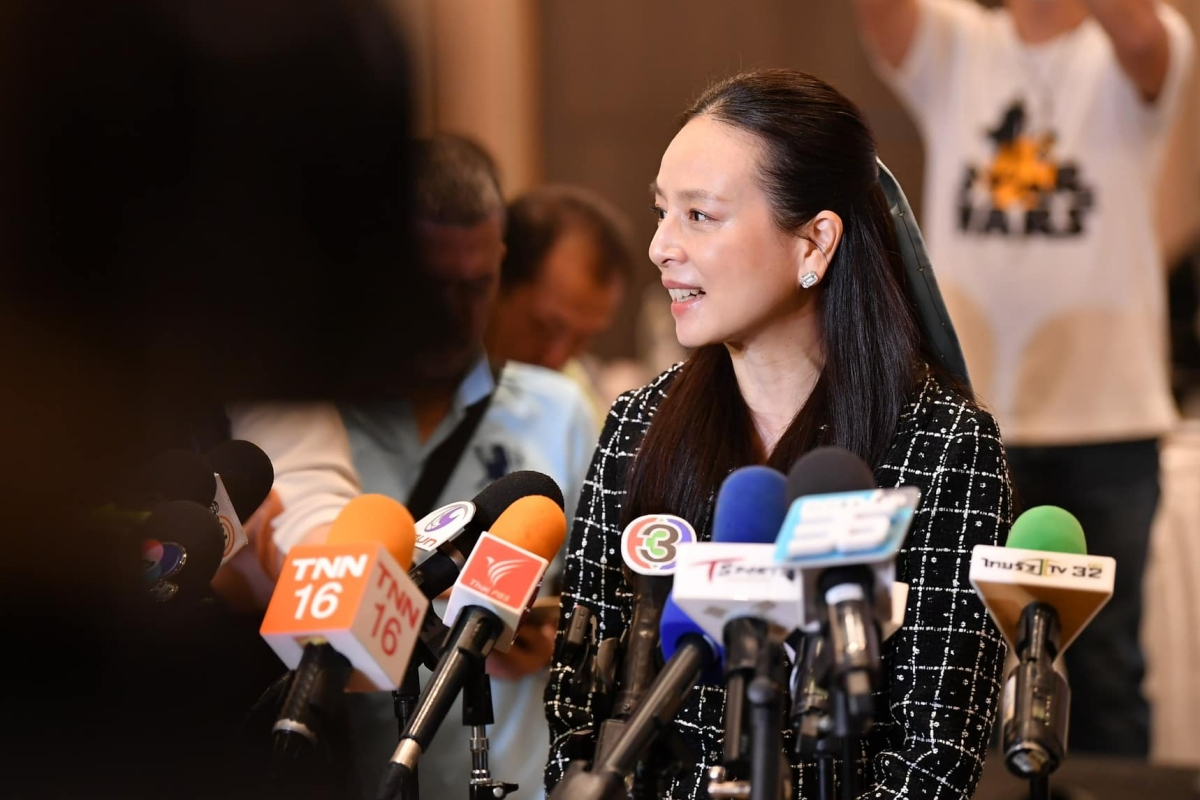 Madam Pang ra mắt đội ngũ hùng hậu, sẵn sàng tranh cử chức Chủ tịch FAT 1 Madam Pang ra mắt đội ngũ hùng hậu, sẵn sàng tranh cử chức Chủ tịch FAT 1