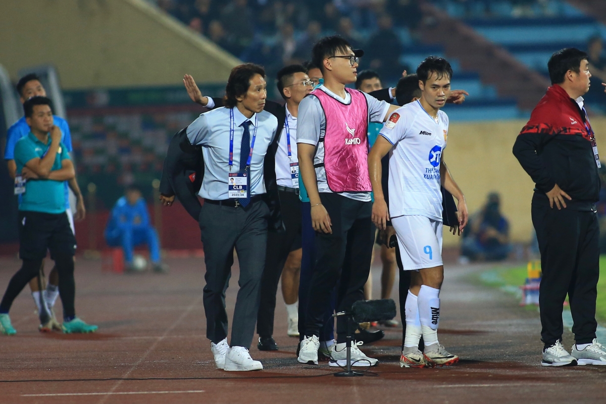 CAHN ba lần tới nhà cỏ và cú chốt với HLV Kiatisuk 1