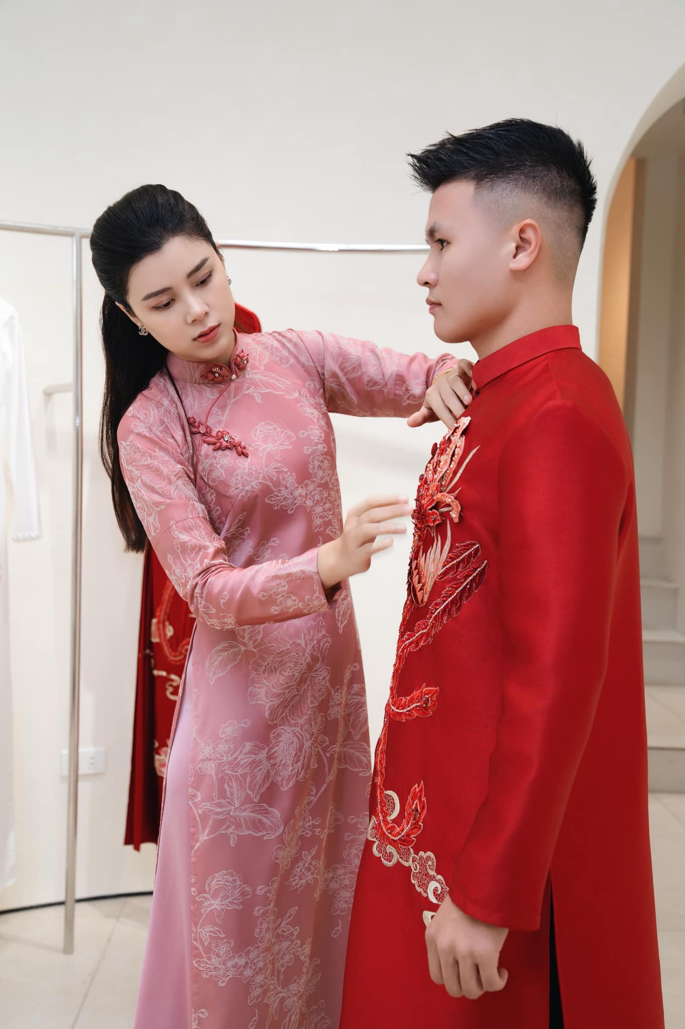 Quang Hải ân cần với Chu Thanh Huyền trong ngày thử đồ cưới 3