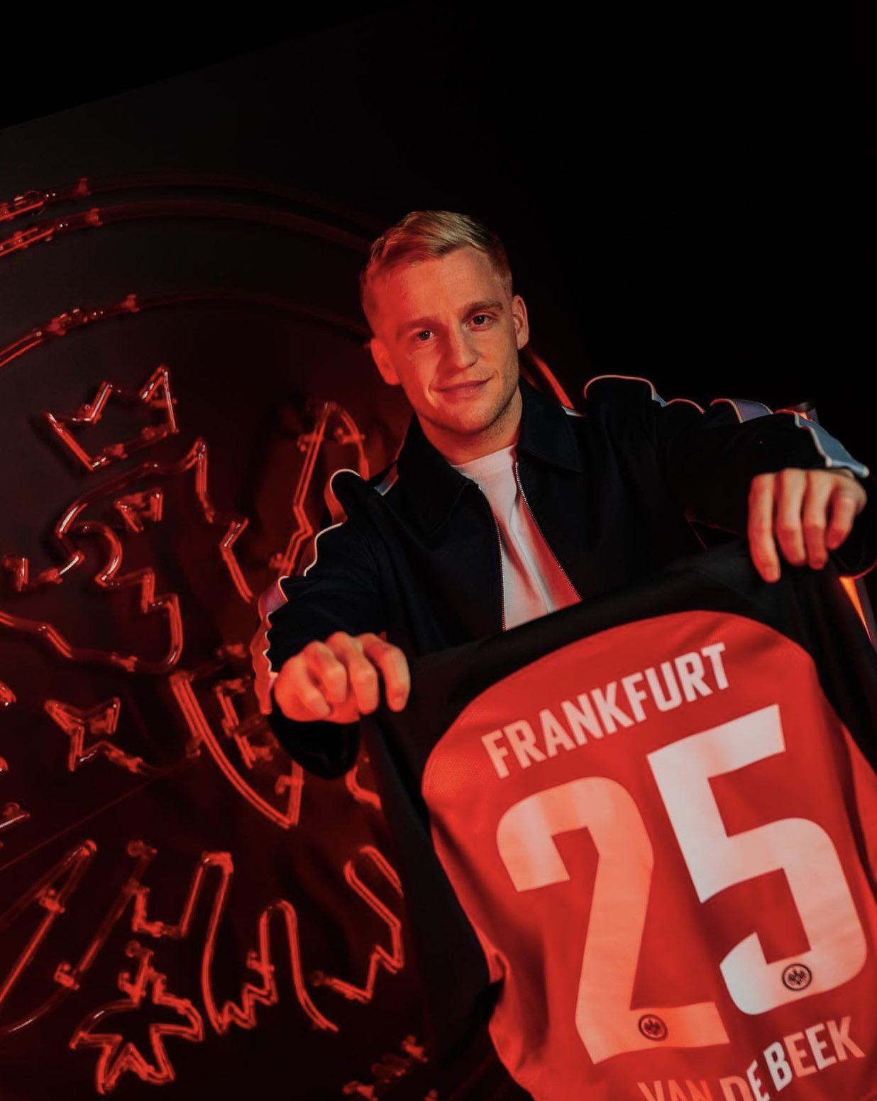 MU chính thức chia tay tiền vệ Donny van de Beek