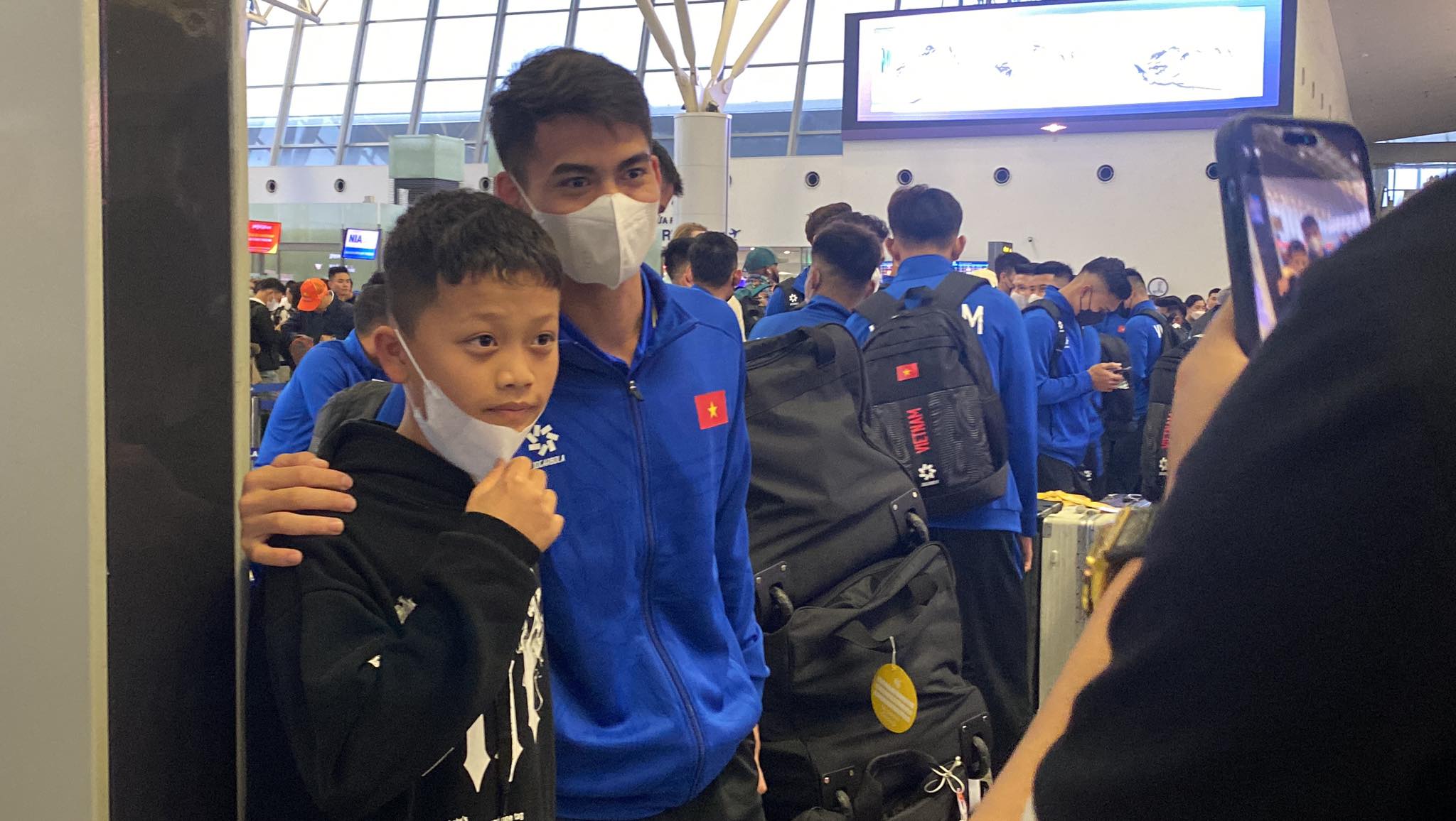 Món đồ đặc biệt được Tuấn Hải mang tới Qatar dự Asian Cup 2023 2 Món đồ đặc biệt được Tuấn Hải mang tới Qatar dự Asian Cup 2023 2