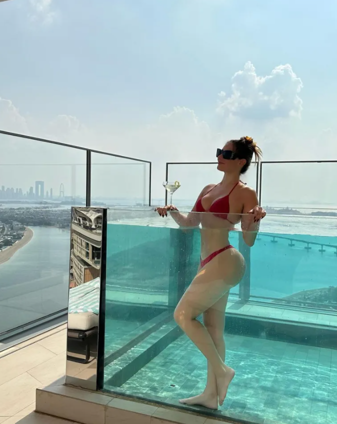 Dàn WAGs MU lộng lẫy ở Dubai 7