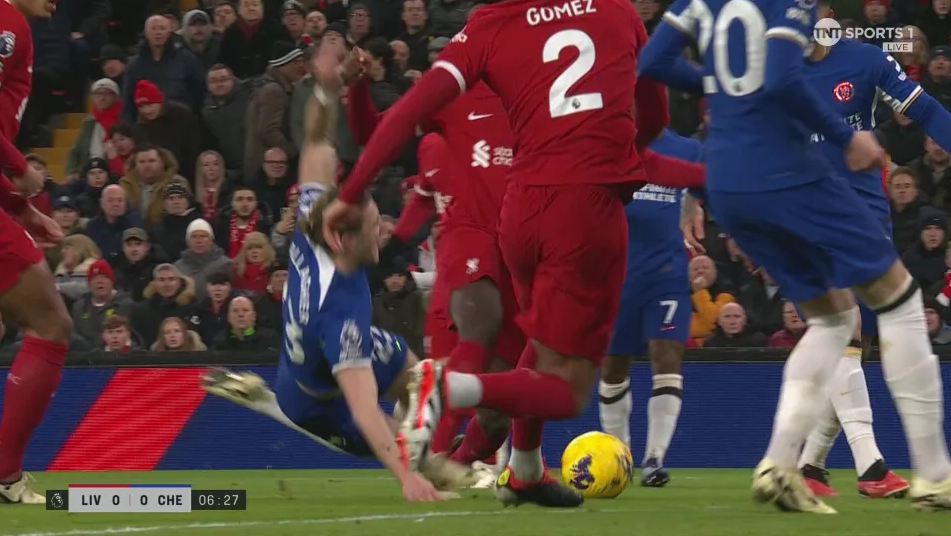 CĐV Chelsea nổi điên khi đội nhà bị từ chối 11m trước Liverpool 1