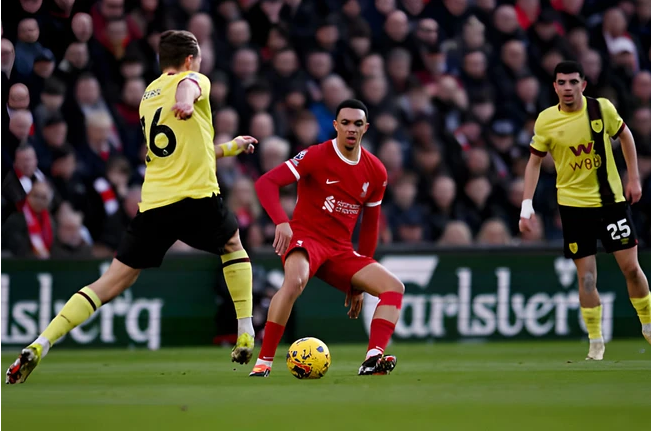 Hau ve Trent Alexander-Arnold lap ky luc Klopp noi gi?