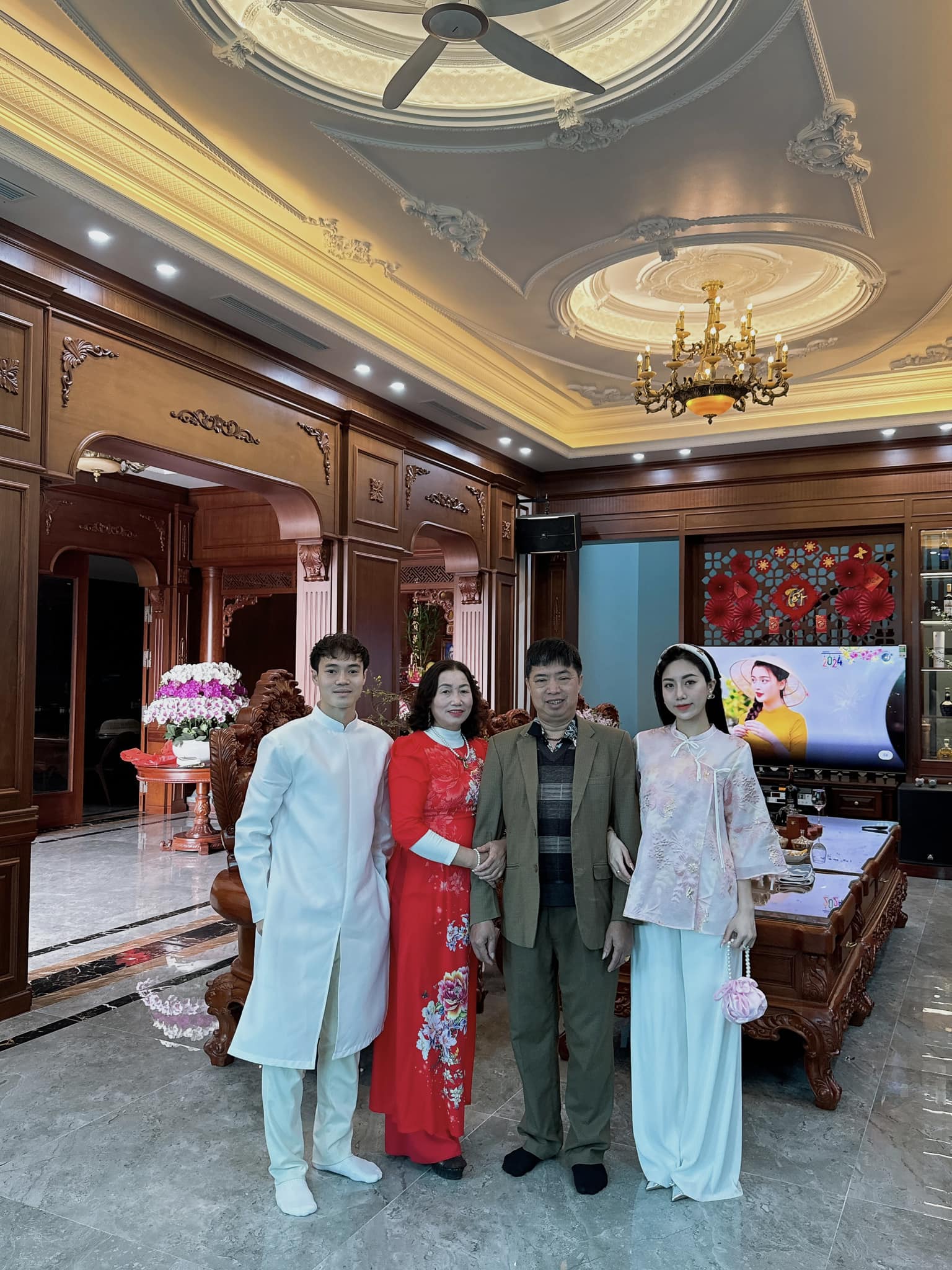 Văn Toàn hóa bạch mã hoàng tử trong cung điện gia đình xây cho bố mẹ 1