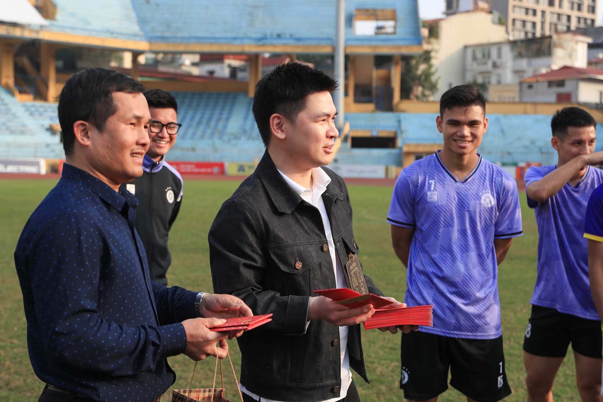Ngoại binh Hà Nội thích thú khi nhận lì xì trong buổi tập khai xuân 1