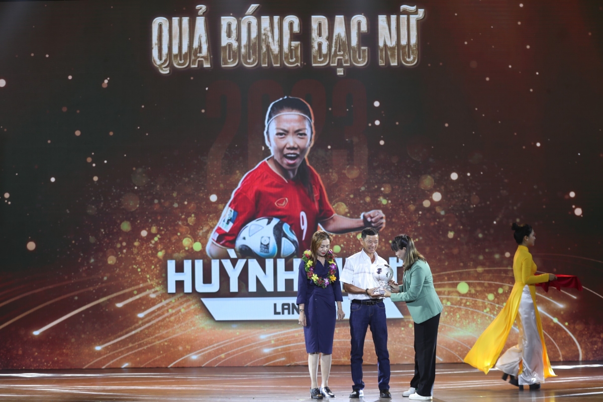 Sự hiện diện của HLV Troussier và bài học từ ĐT Hàn Quốc 8