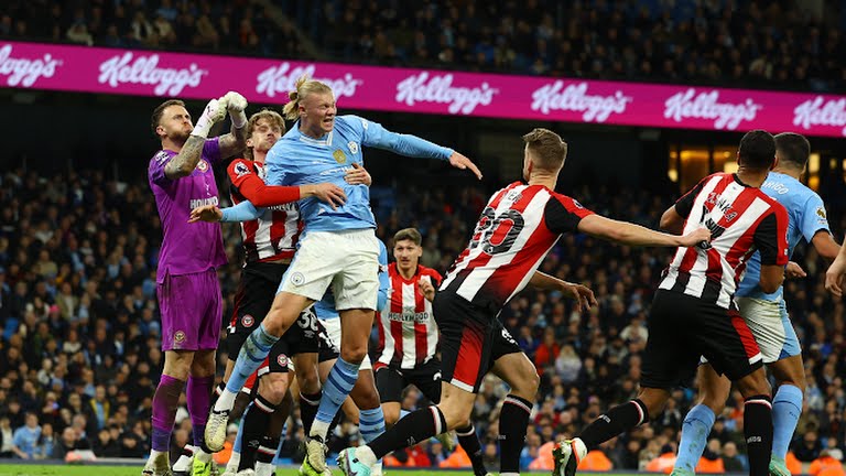 Thắng tối thiểu Brentford, Man City phả hơi nóng vào gáy Liverpool 2