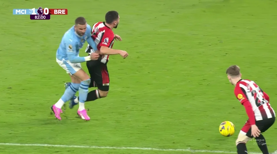 Kyle Walker hạ đo ván Neal Maupay tại Etihad 3