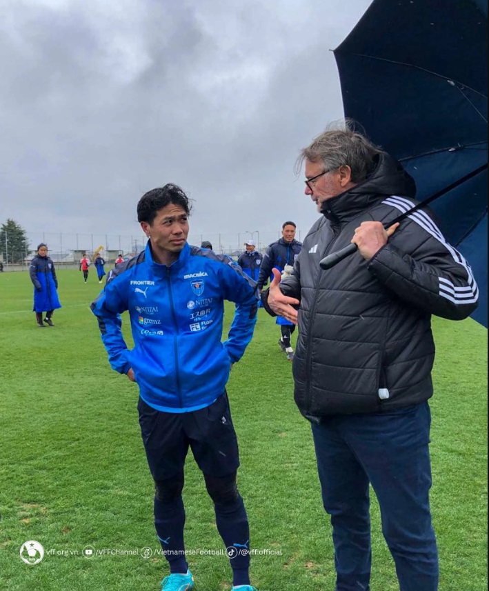 Hàng công chơi bế tắc, HLV Troussier sang Nhật Bản động viên Công Phượng 1