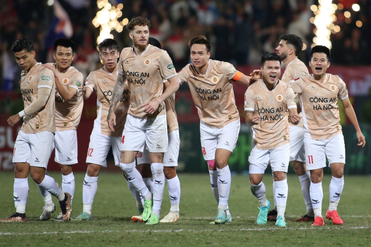 Viet Anh deo bang thu quan CLB CAHN du truoc tran dang ky Quang Hai