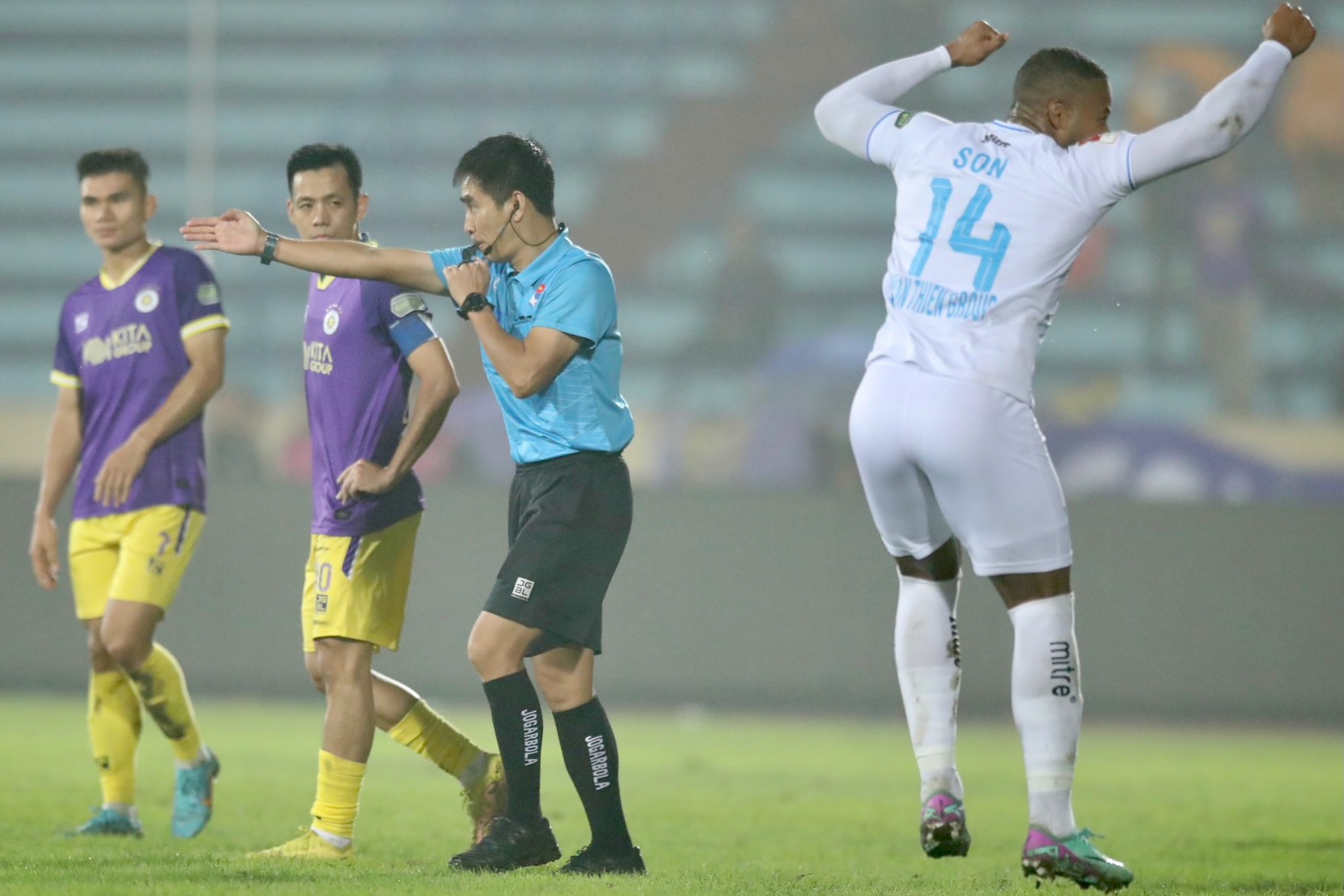 Trong tai Hoang Thanh Binh Nam dinh vs Ha Noi 28/2