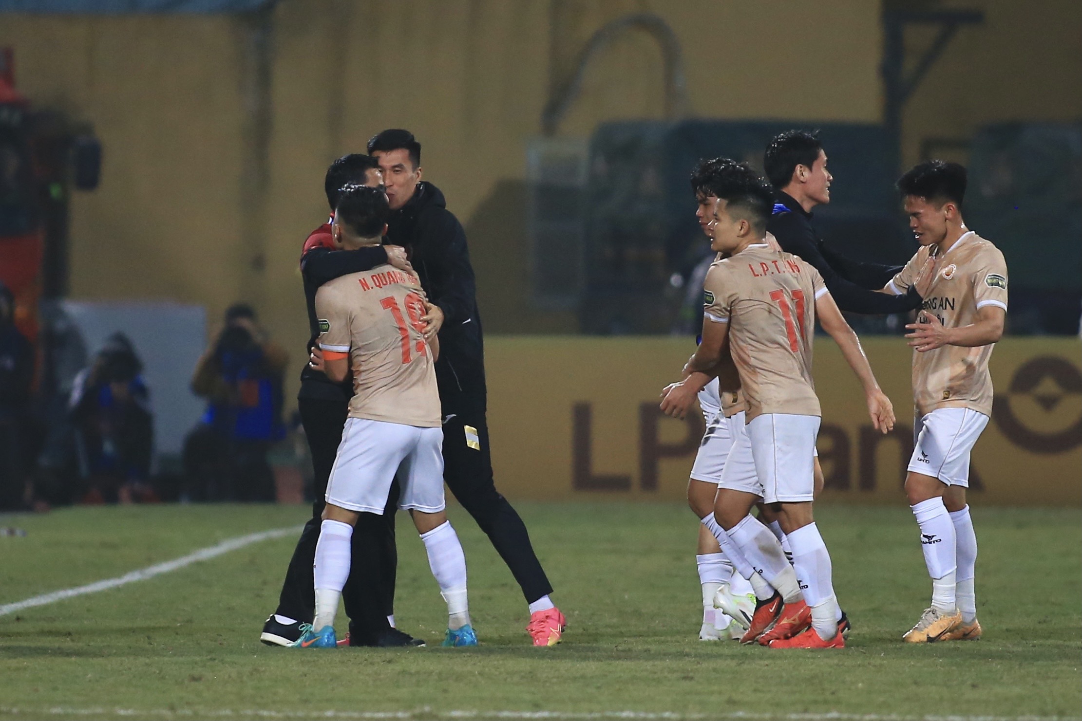 HLV Kiatisuk an mung ban thang cung Quang Hai