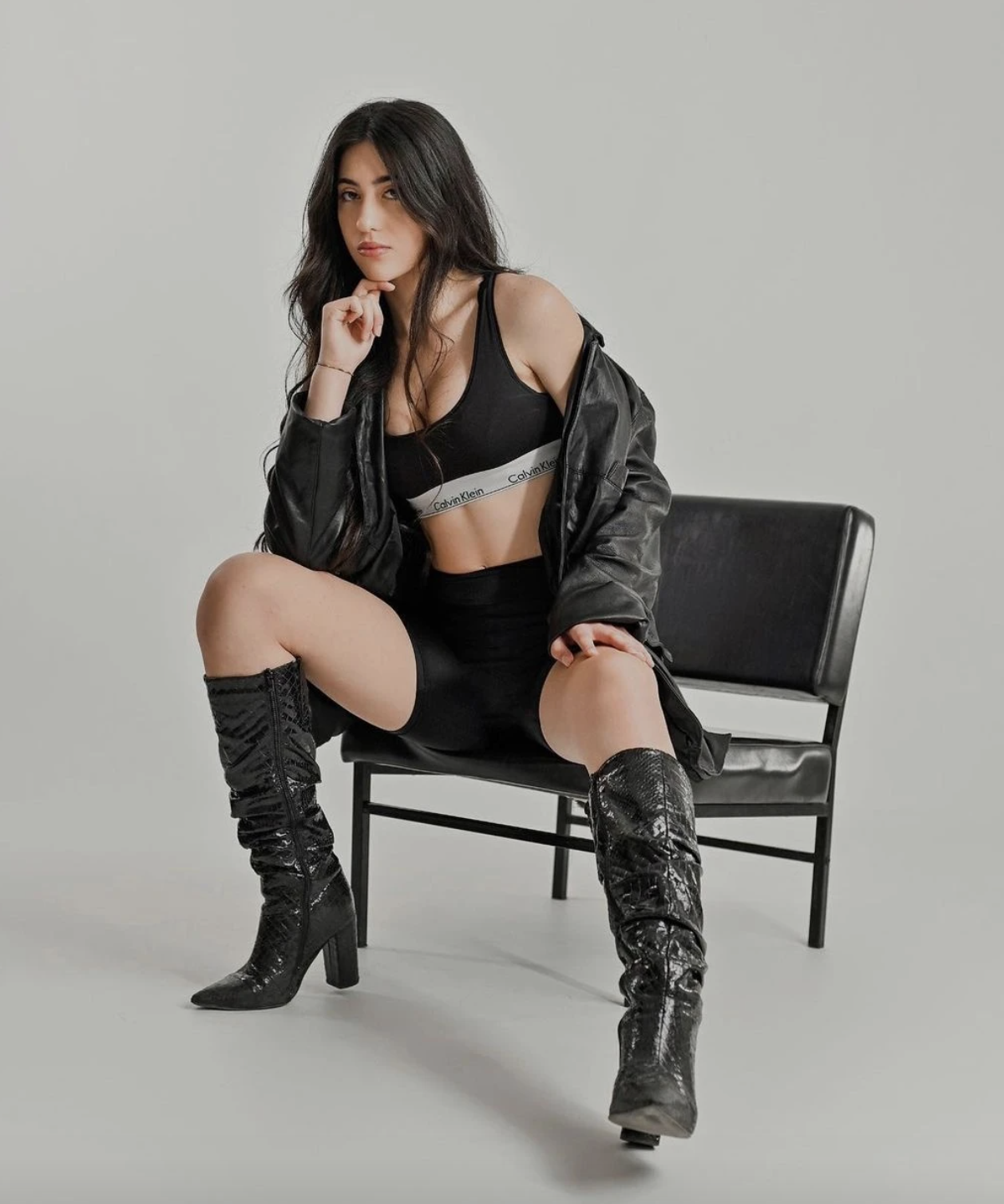 Siêu mẫu 20 tuổi bất chấp định kiến để trở thành trọng tài 8