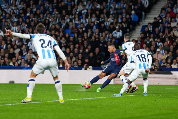 Kylian Mbappe xé lưới đối thủ theo đúng nghĩa đen 1 Kylian Mbappe xé lưới đối thủ theo đúng nghĩa đen 1