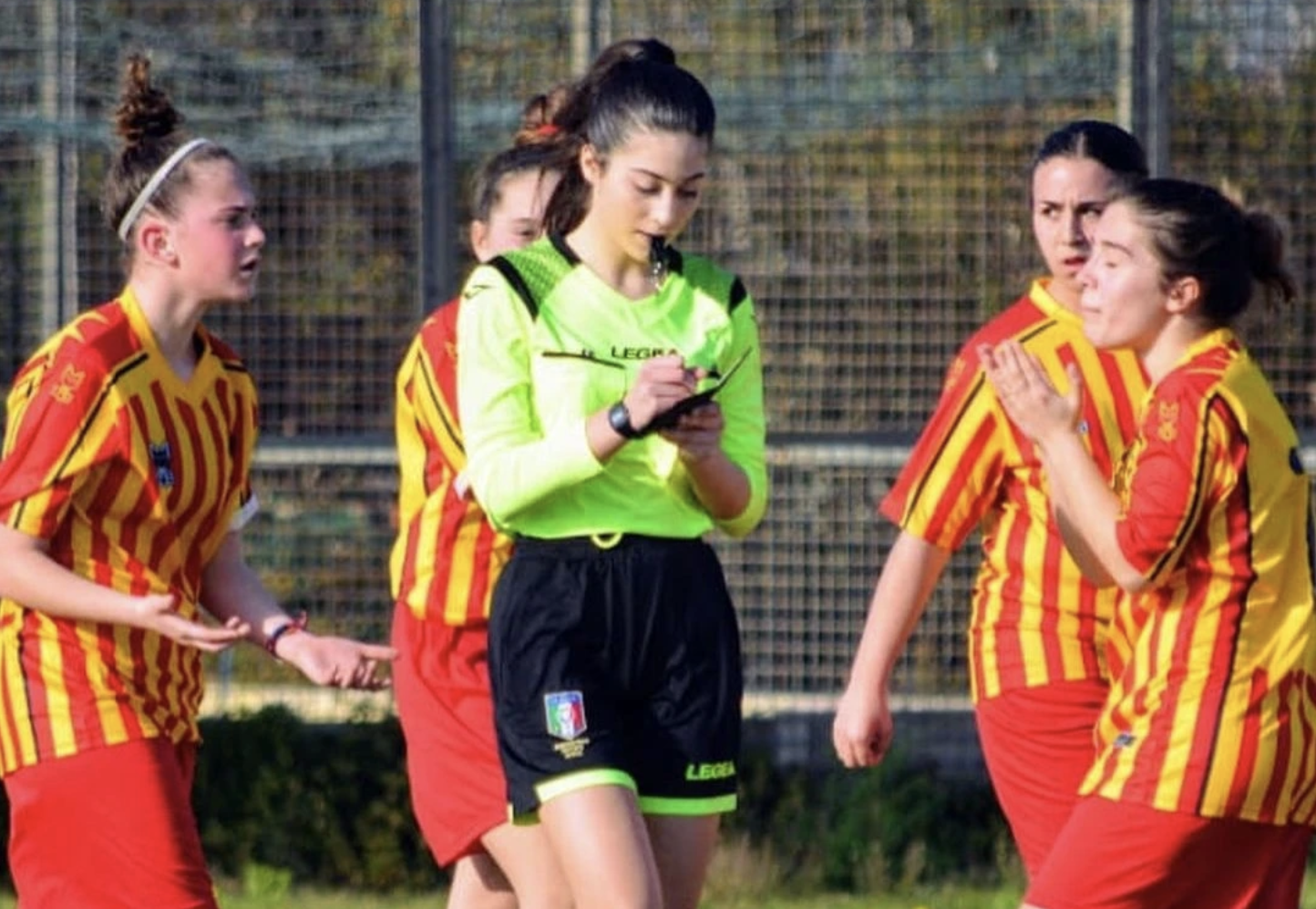 Siêu mẫu 20 tuổi bất chấp định kiến để trở thành trọng tài 1