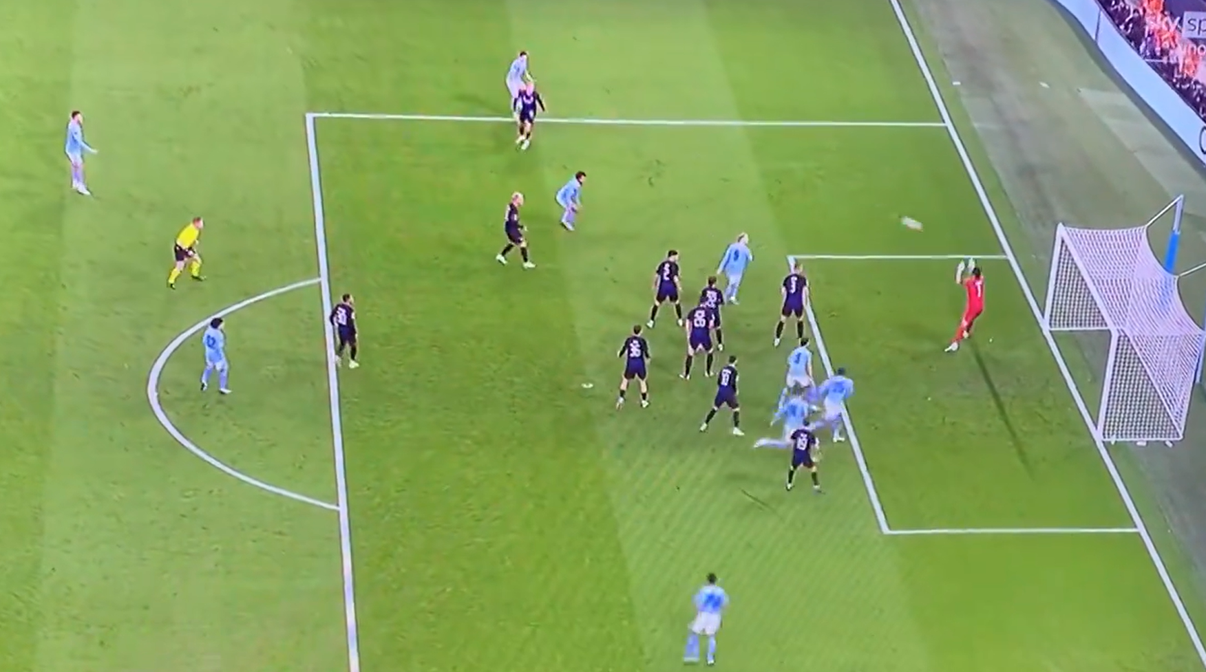 Tien dao cua Man City thuc hien cu sut huong ve khung thanh cua thu mon Kamil Grabara ben phia doi khach.