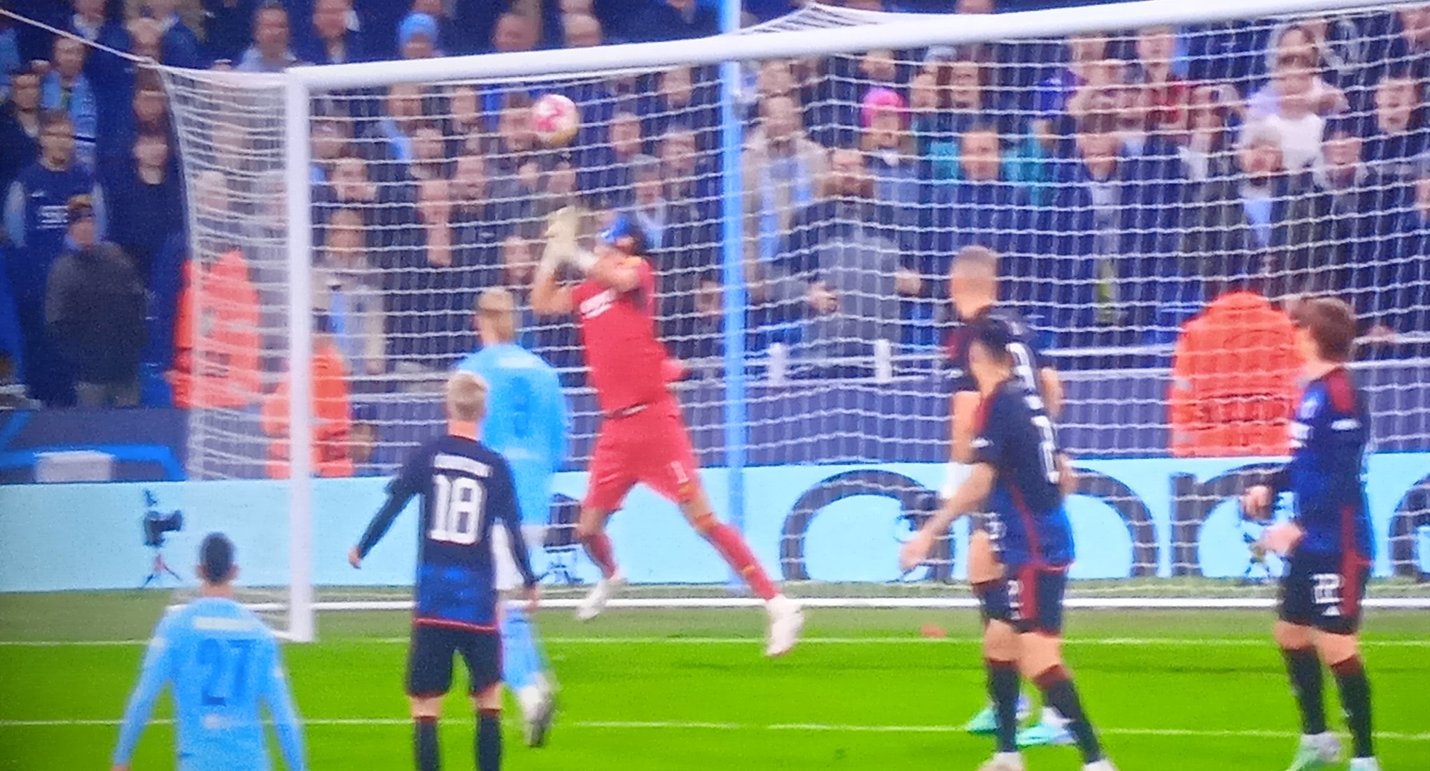 Thủ môn Copenhagen mắc sai lầm khó tin trước Man City 3