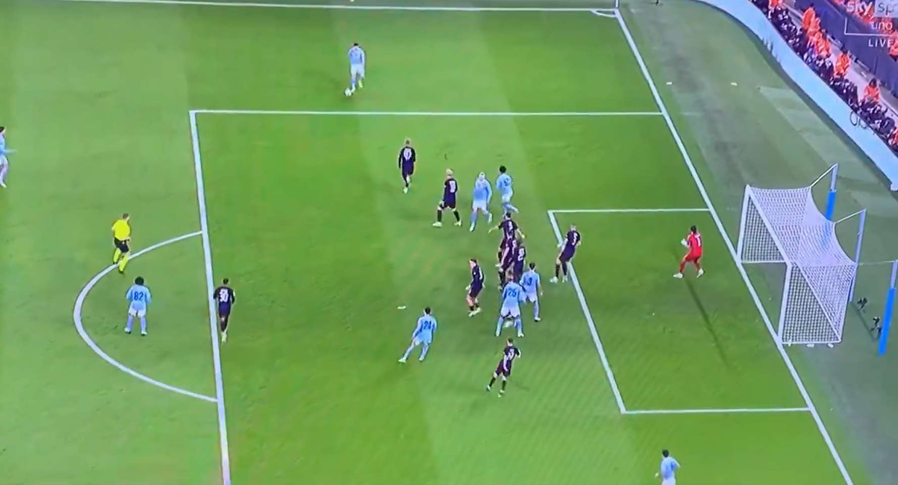 Thủ môn Copenhagen mắc sai lầm khó tin trước Man City 1