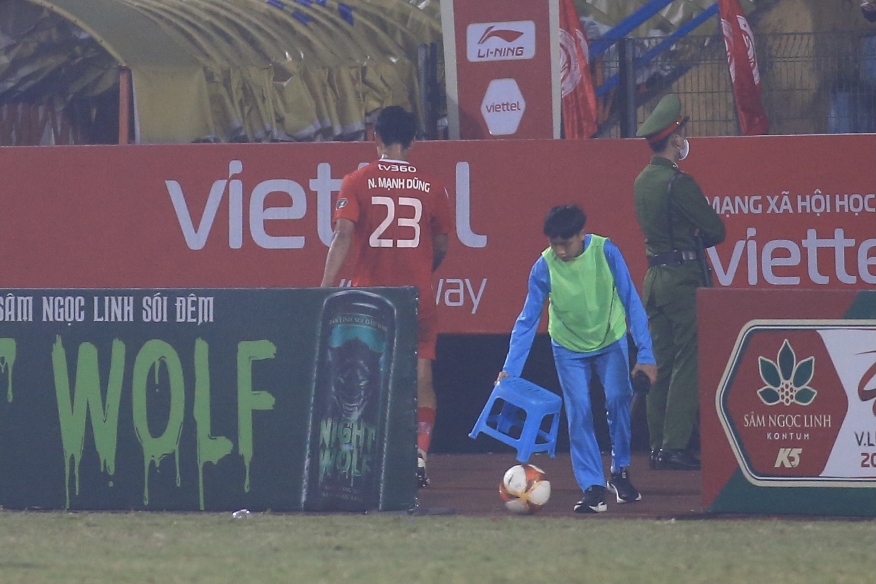 Nhâm Mạnh Dũng tặng quà đặc biệt cho bạn gái sau bàn thắng vào lưới CAHN 6