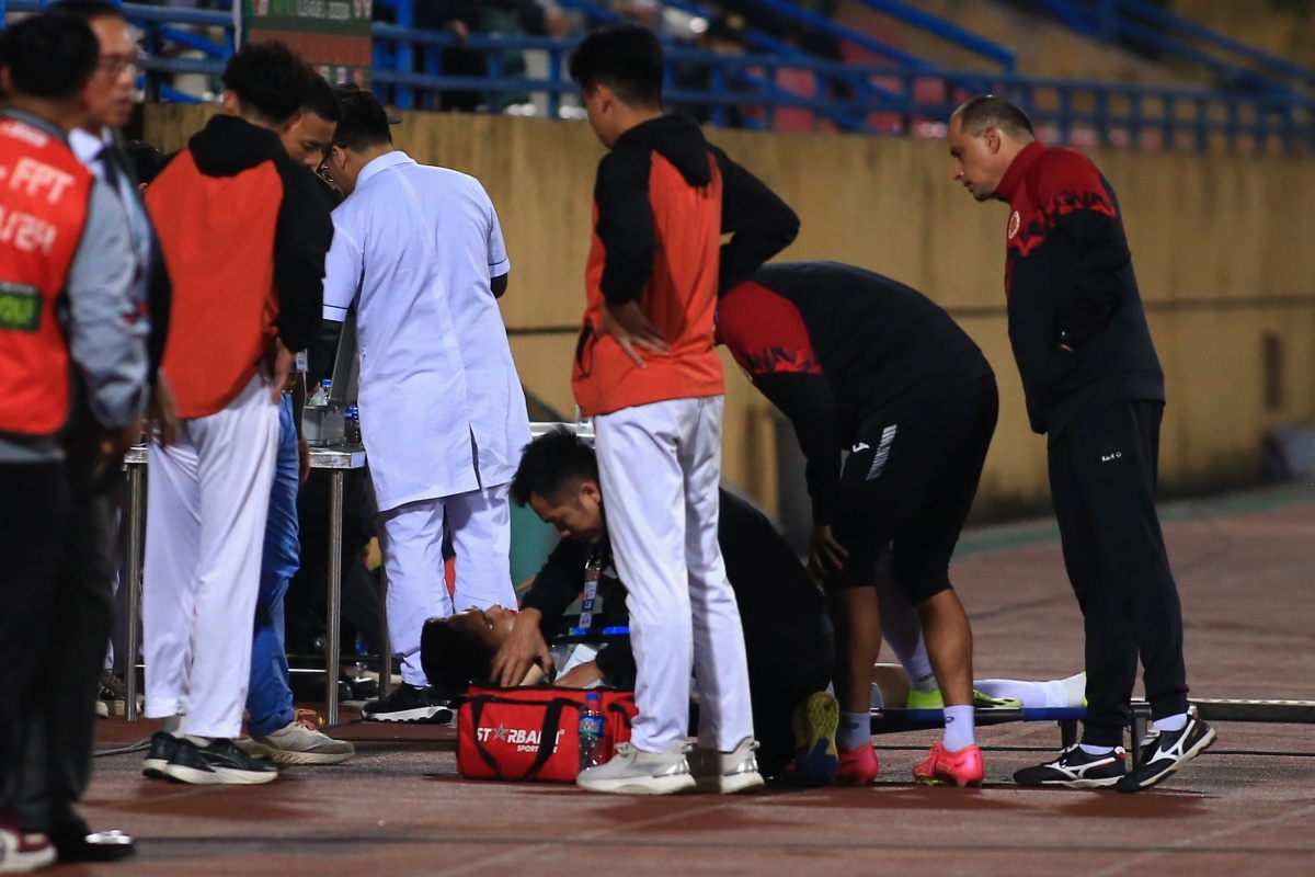 Bùi Hoàng Việt Anh nhập viện khẩn cấp, HLV Troussier ngồi trên đống l 2