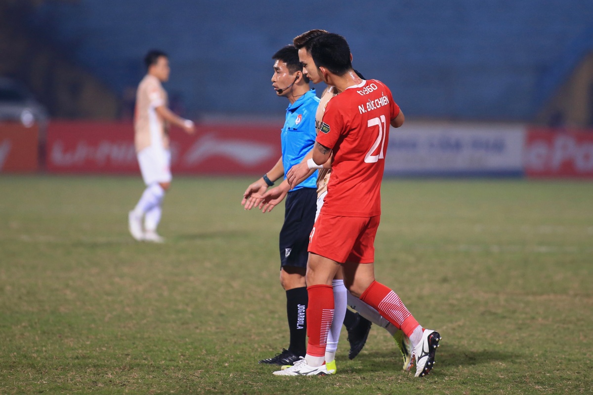 Bùi Hoàng Việt Anh nhập viện khẩn cấp, HLV Troussier ngồi trên đống l 4