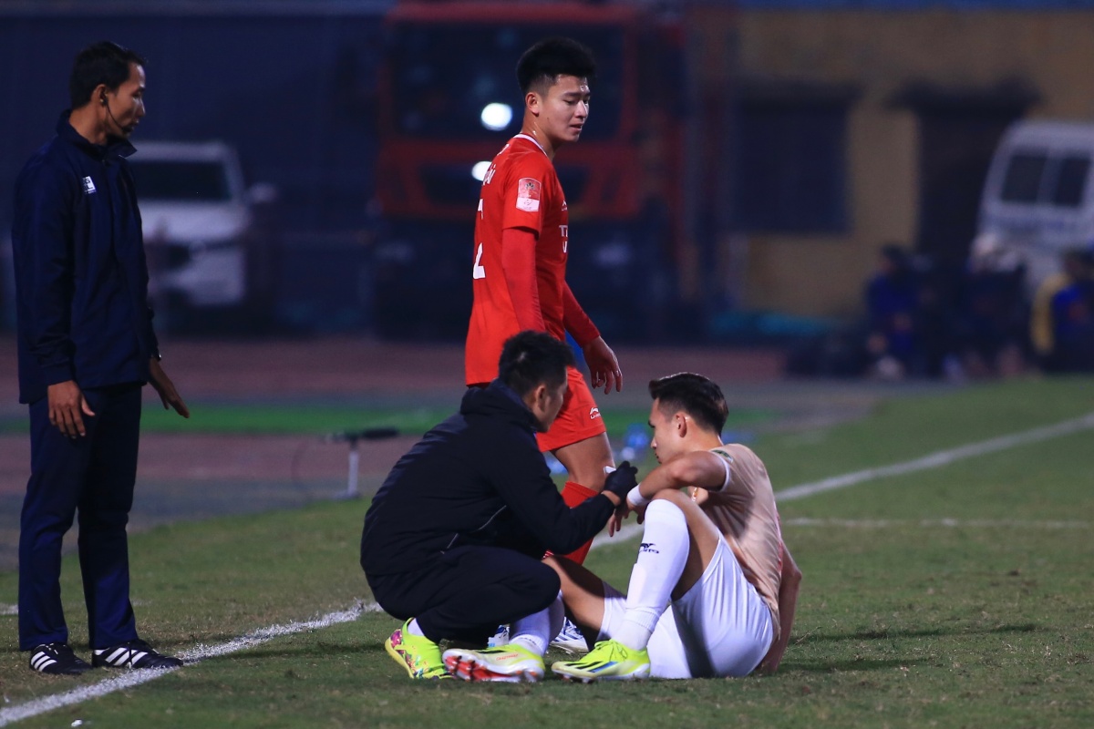 Bùi Hoàng Việt Anh nhập viện khẩn cấp, HLV Troussier ngồi trên đống l 5