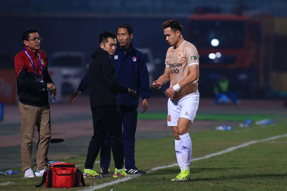 Bùi Hoàng Việt Anh nhập viện khẩn cấp, HLV Troussier ngồi trên đống l 6