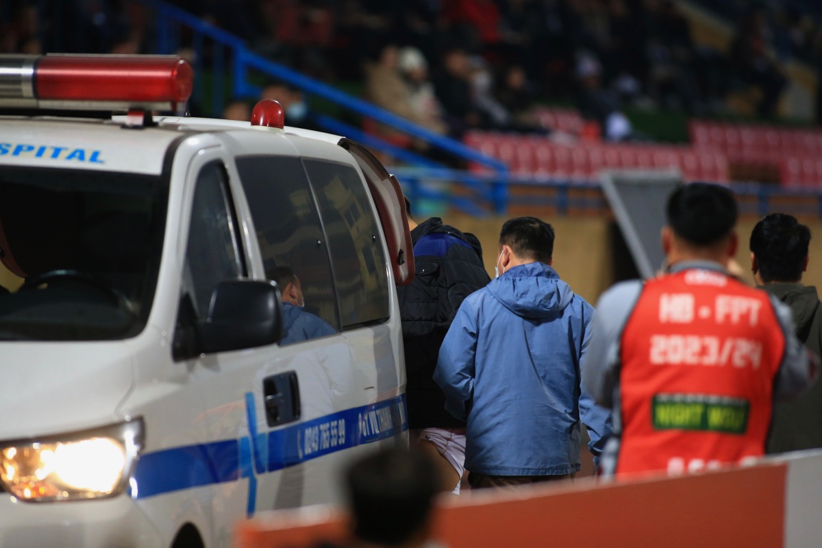 Bùi Hoàng Việt Anh nhập viện khẩn cấp, HLV Troussier ngồi trên đống l 7