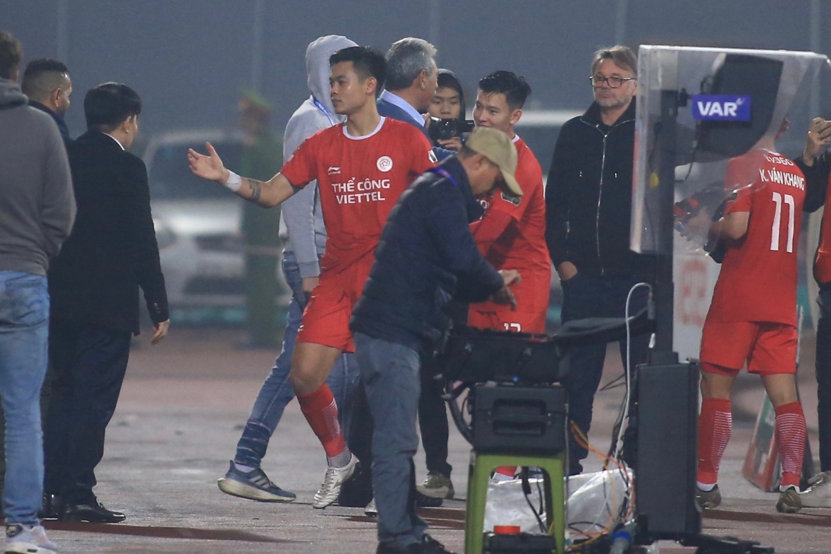 HLV Troussier danh su quan tam toi cac cau thu ao do