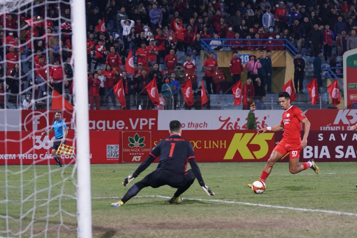 Nhâm Mạnh Dũng tặng quà đặc biệt cho bạn gái sau bàn thắng vào lưới CAHN 5