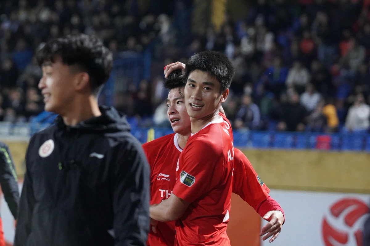 Nhâm Mạnh Dũng tặng quà đặc biệt cho bạn gái sau bàn thắng vào lưới CAHN 3