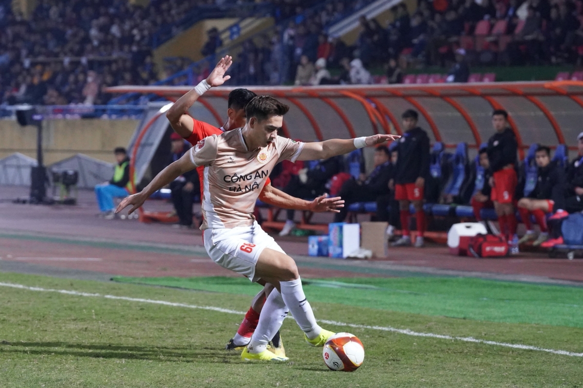 Nhâm Mạnh Dũng tặng quà đặc biệt cho bạn gái sau bàn thắng vào lưới CAHN 4