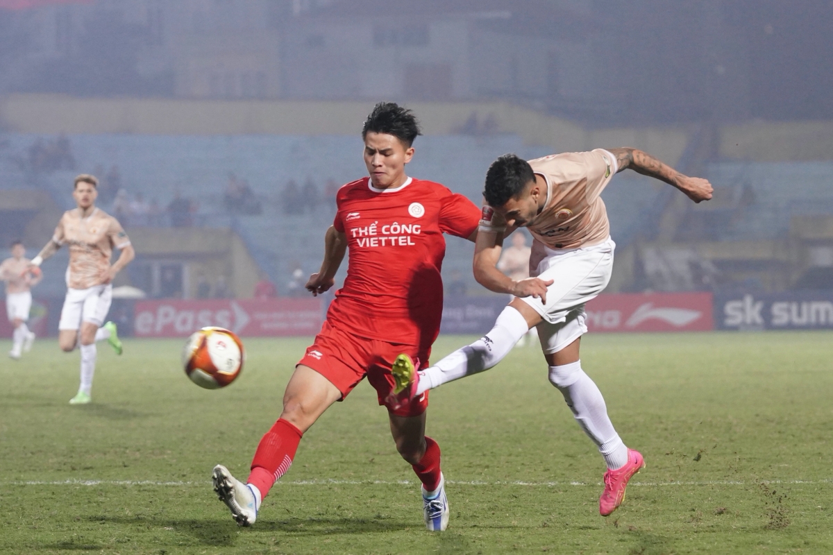 Nhâm Mạnh Dũng tặng quà đặc biệt cho bạn gái sau bàn thắng vào lưới CAHN 8