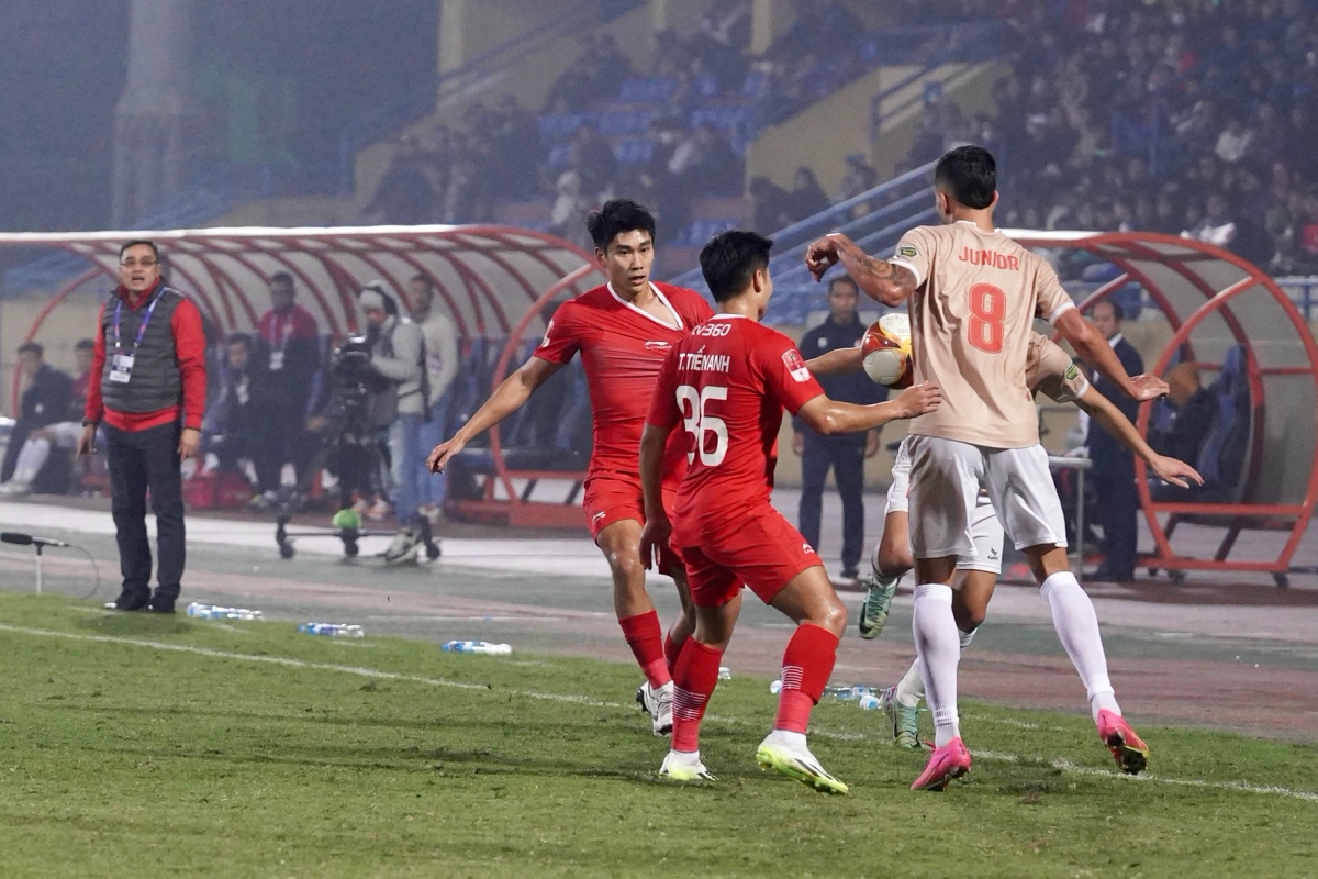 Nhâm Mạnh Dũng tặng quà đặc biệt cho bạn gái sau bàn thắng vào lưới CAHN 2