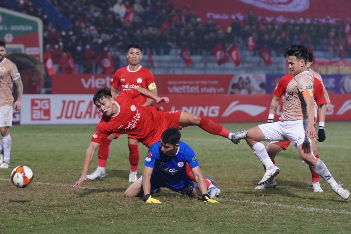 Nhâm Mạnh Dũng tặng quà đặc biệt cho bạn gái sau bàn thắng vào lưới CAHN 7