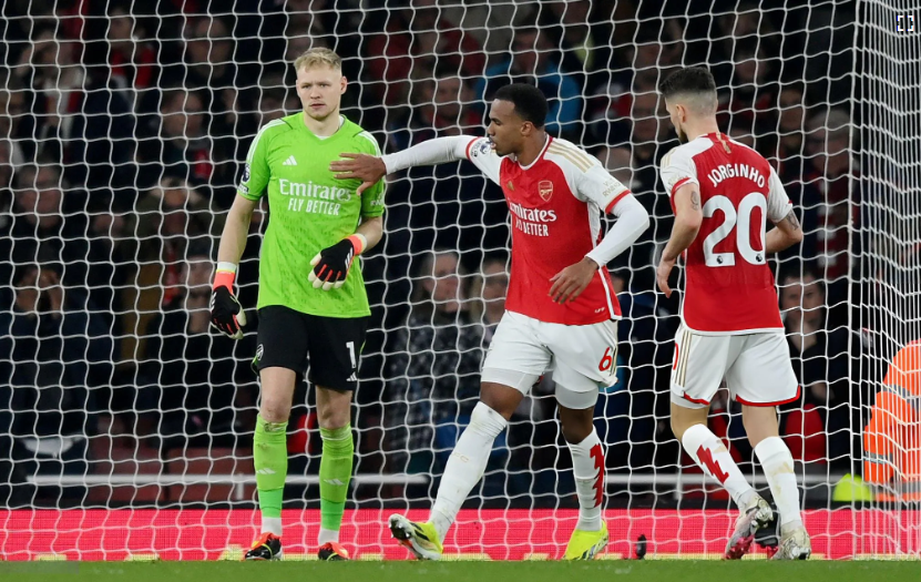 Cận cảnh sai lầm của Aaron Ramsdale trước Brentford 6