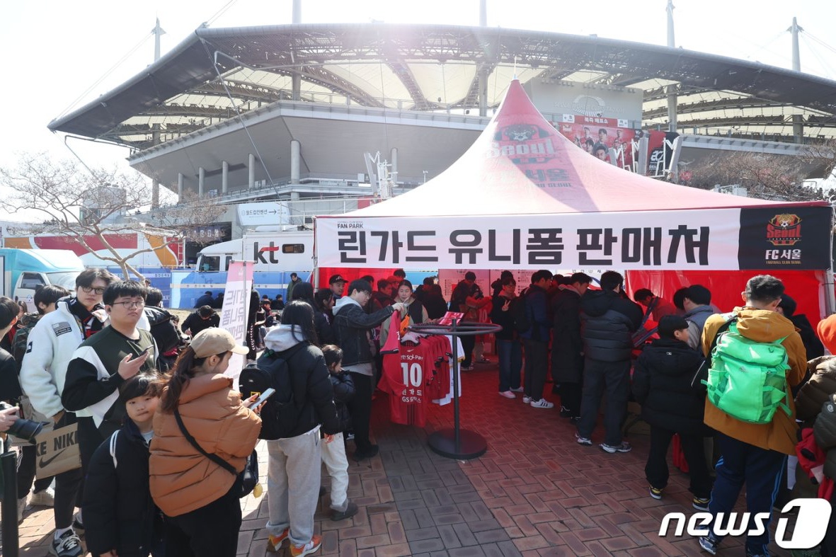 Áo đấu Lingard gây sốt tại Hàn Quốc, CĐV xếp hàng 4 tiếng chờ mua 2 Áo đấu Lingard gây sốt tại Hàn Quốc, CĐV xếp hàng 4 tiếng chờ mua 2