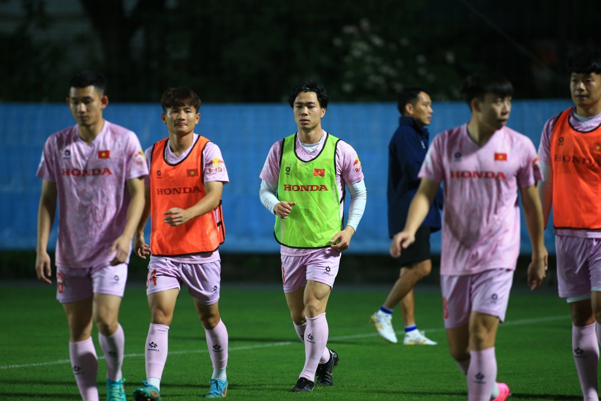 Công Phượng tập ĐT VIệt Nam tối 15/3. Ảnh: Trọng Hiếu Cong Phuong tap dT VIet Nam toi 15/3. anh: Trong Hieu