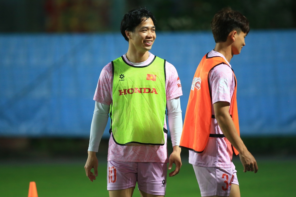 Công Phượng tập cùng các cầu thủ U23 Việt Nam 2 Công Phượng tập cùng các cầu thủ U23 Việt Nam 2