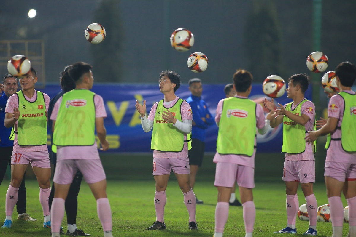 Công Phượng tập ĐT VIệt Nam tối 15/3. Ảnh: Trọng Hiếu Cong Phuong tap dT VIet Nam toi 15/3. anh: Trong Hieu