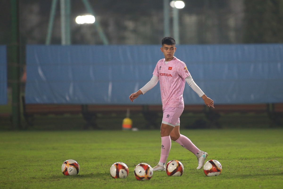 ĐT Việt Nam làm quen với bóng mới trước trận gặp Indonesia 1