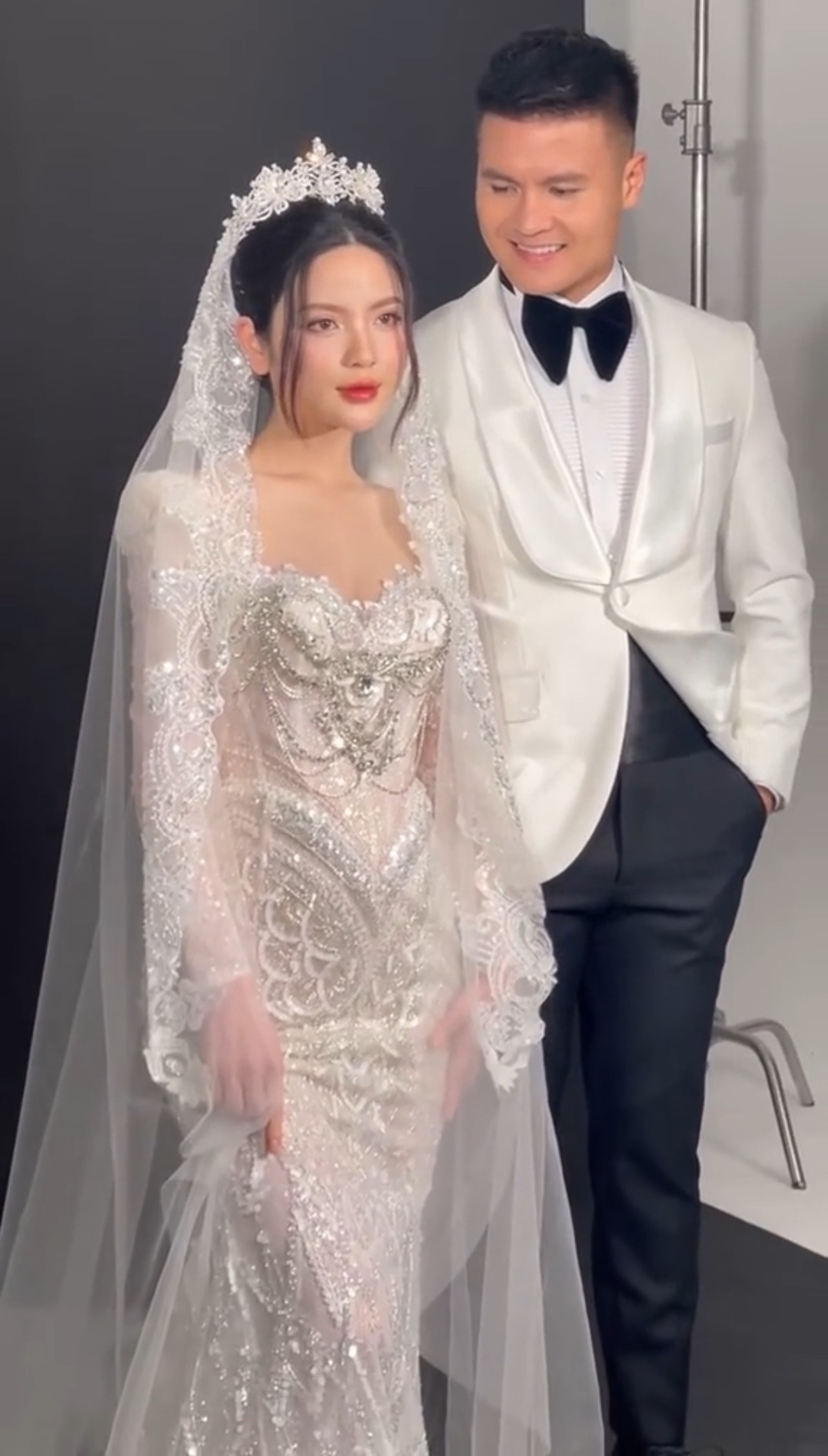 Quang Hải đắm đuối ngắm cô dâu Chu Thanh Huyền 5