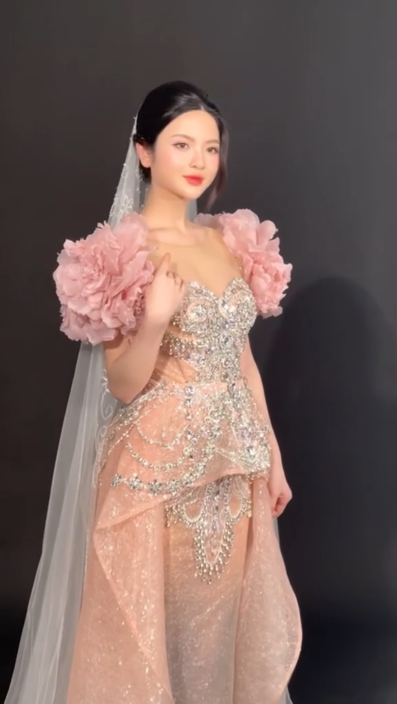 Quang Hải đắm đuối ngắm cô dâu Chu Thanh Huyền 2